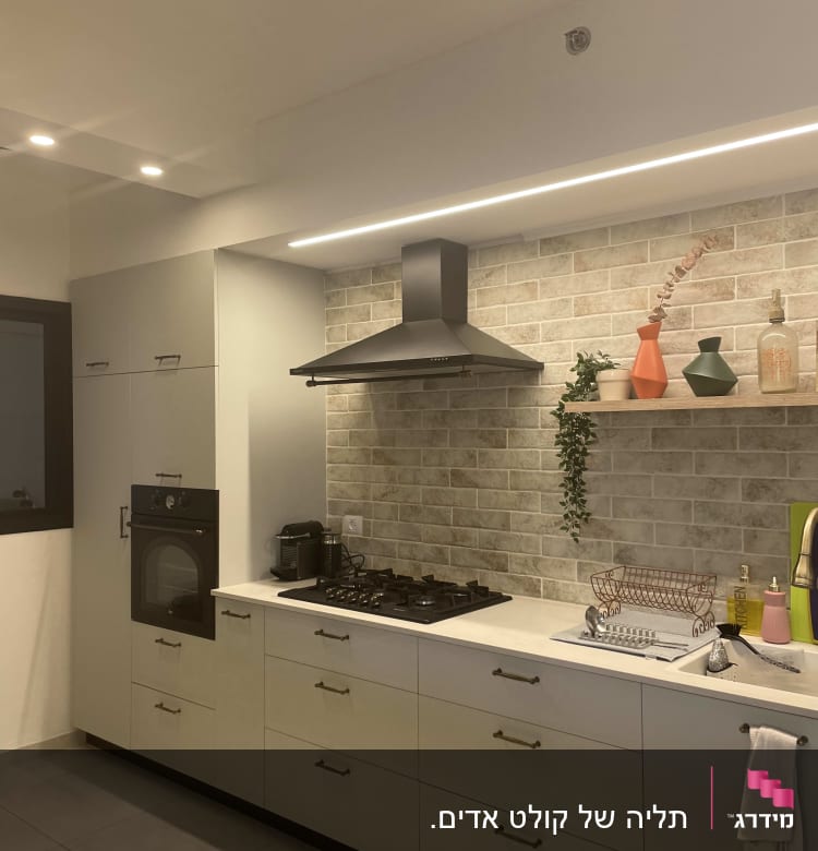 מטבח עם כיריים, כיור וברז מודרני